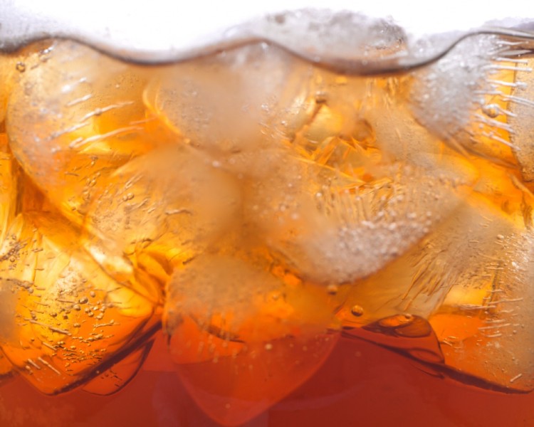 Bio Eistee mit Zitrone und Minze im Glas