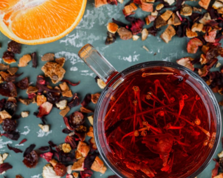 Bio-Früchtetee mit getrockneten Beeren und Früchten