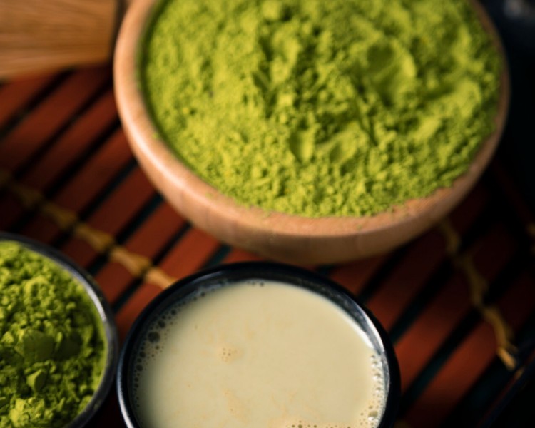 Bio-Matcha – fein gemahlenes grünes Teepulver in der Schale